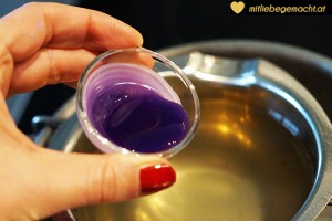 Farbe in Wachs lösen