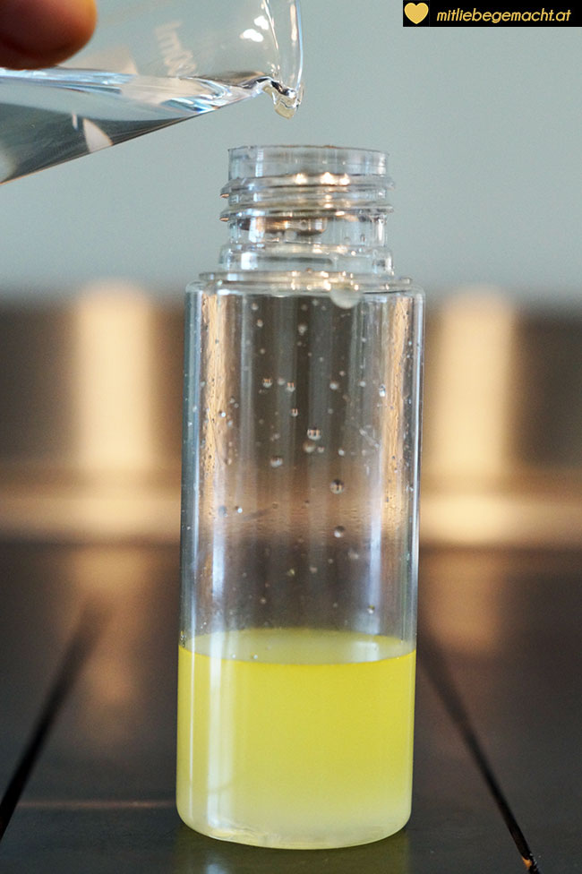 Destilliertes Wasser auffüllen - natürliche Kosmetik selber machen