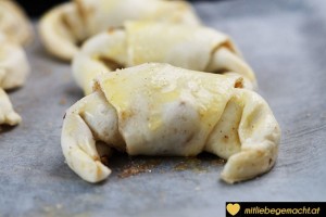Kipferl formen und mit Butter bestreichen