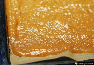 Quittenmus auf ein Blech streichen