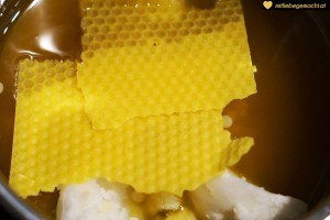 Bienenwachs und Kokosfett im Ölauszug schmelzen
