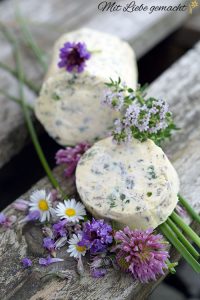 Kräuter-Blütenbutter mit herrlichem Geschmack