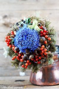 Artischockenblüte im herbstlichen Strauß