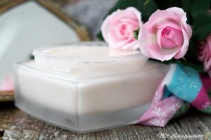 verwöhnende Körperbutter mit Rosen-, Lavendel- und Kamillenblüten