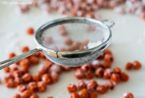 Vogelbeeren mit Staubzucker bestreuen