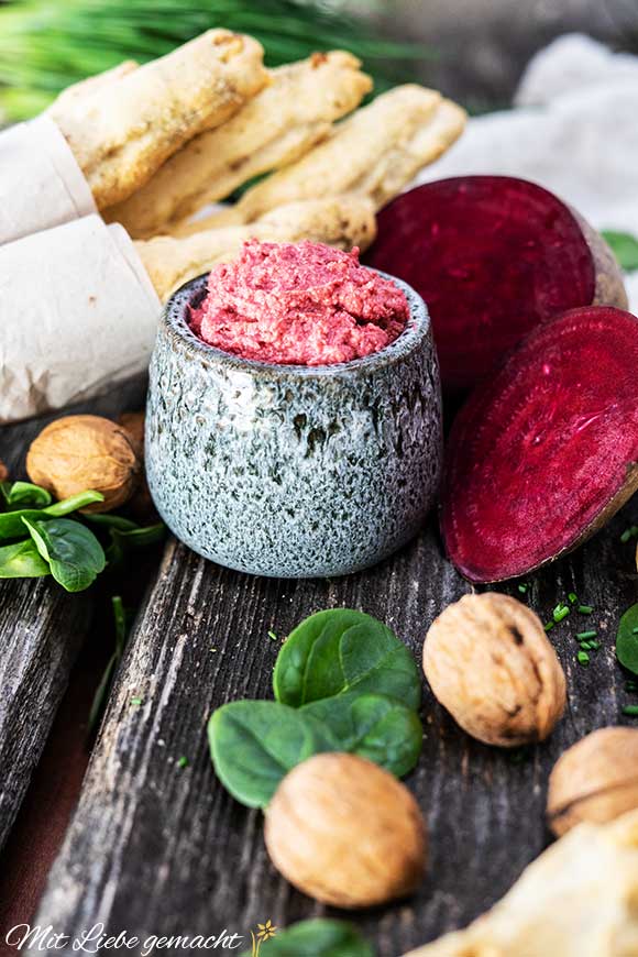 Saisonale Küche - Rote Rüben Aufstrich und Walnuss Brotstangen - Mit ...
