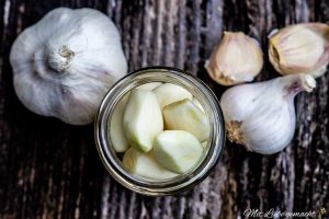 Knoblauch schälen und ins Glas füllen