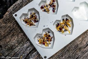 Blütenblätter in die Silikonform geben