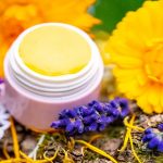 Lippenbalsam selber machen mit Ringelblume und Lavendel