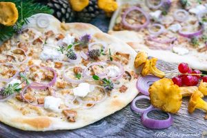 Flammkuchen mit Eierschwammerl bzw. Pfifferlingen