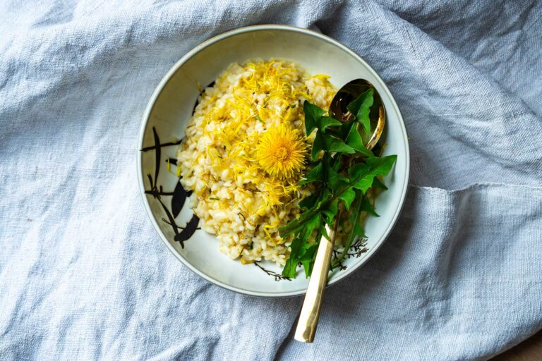 Löwenzahn Risotto mit frischen Blüten und Parmesan